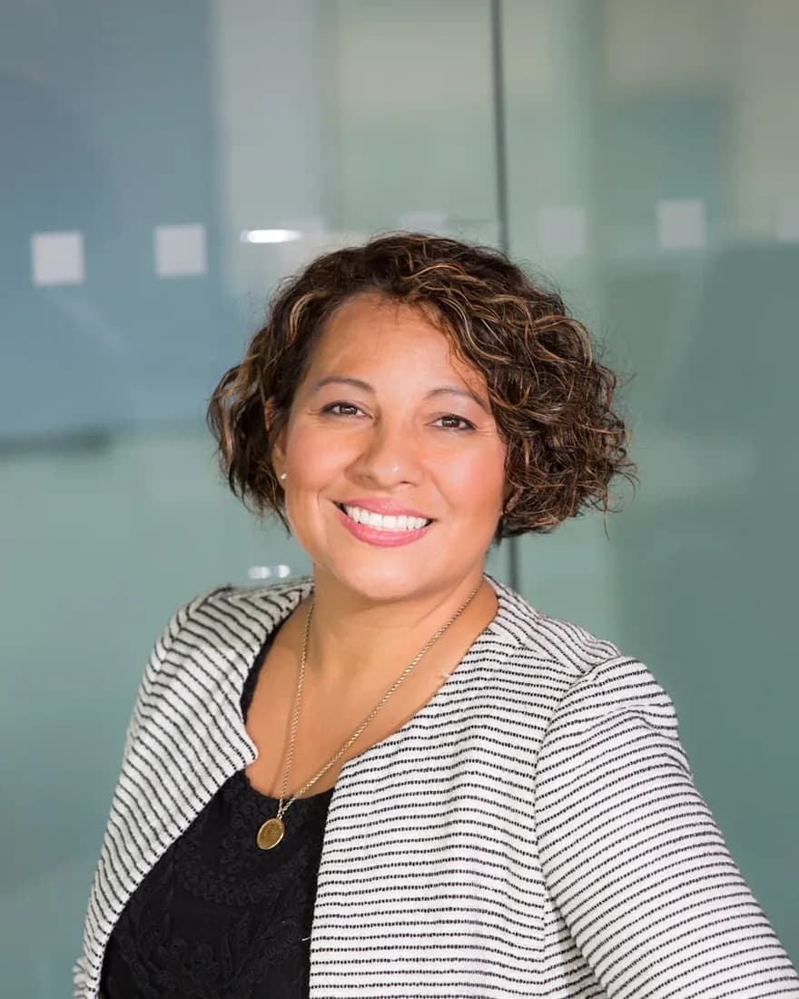 Consultora de seguros sorrindo, pronta pra atender